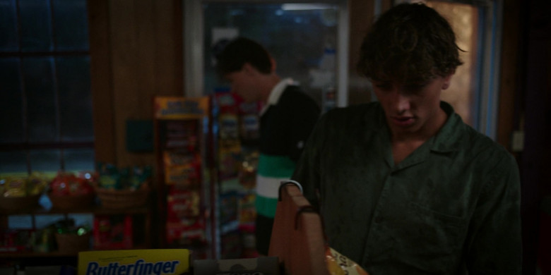 Butterfinger Candy Bars in The Summer I Turned Pretty S02E08 "Love Triangle" (2023) - 392587