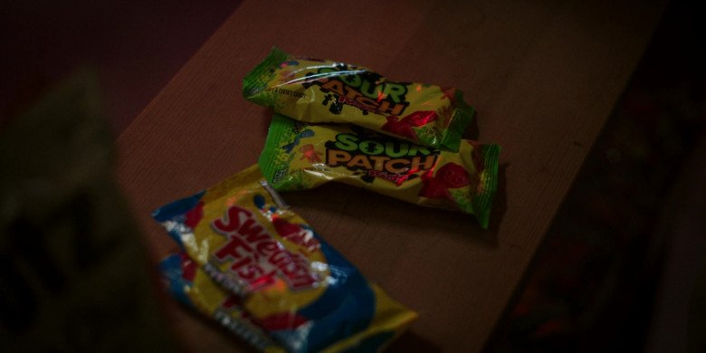Swedish Fish and Sour Patch Kids Candies in The Summer I Turned Pretty S02E08 "Love Triangle" (2023) - 392681