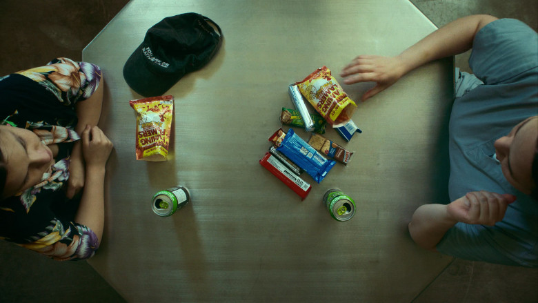 Nature Valley Granola Bar, Lance Nekot Sandwich Cookie in Reservation Dogs S03E10 "Dig" (2023) - 408778