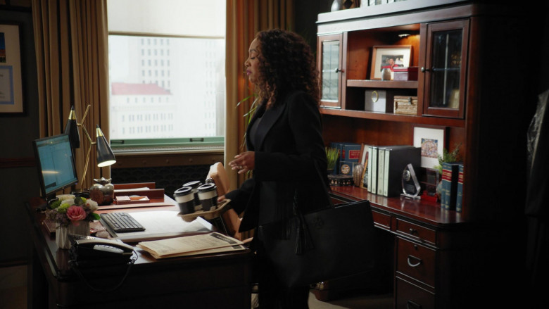 Tory Burch Black Bag of Simone Missick as Lola Carmichael in All Rise S03E12 "Guilt Is a Bully" (2023) - 406924