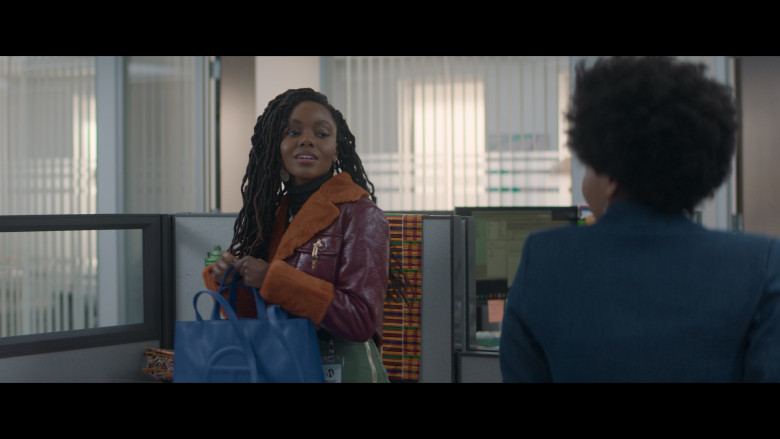 Telfar Blue Bag of Ashleigh Murray as Hazel-May McCall in The Other Black Girl S01E04 "What About Your Friends" (2023) - 401910