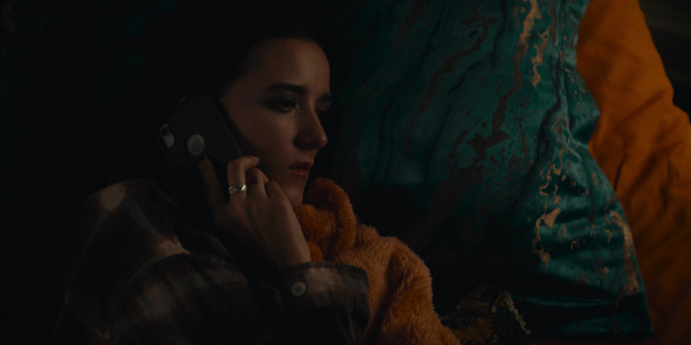 Apple iPhone Smartphone of Abby Corrigan as Ema Winslow in Harlan Coben's Shelter S01E06 "Candy's Room" (2023) - 399792