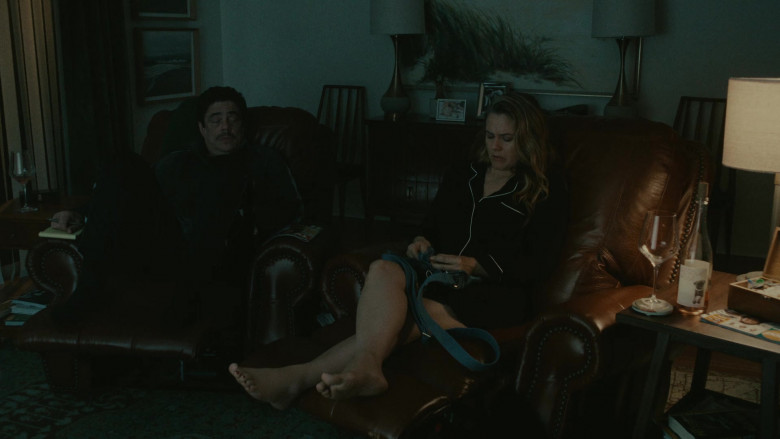Rescue Rosé Wine Enjoyed by Benicio del Toro as Detective Tom Nichols & Alicia Silverstone as Judy Nichols, Tom's wife in Reptile (2023) - 408266