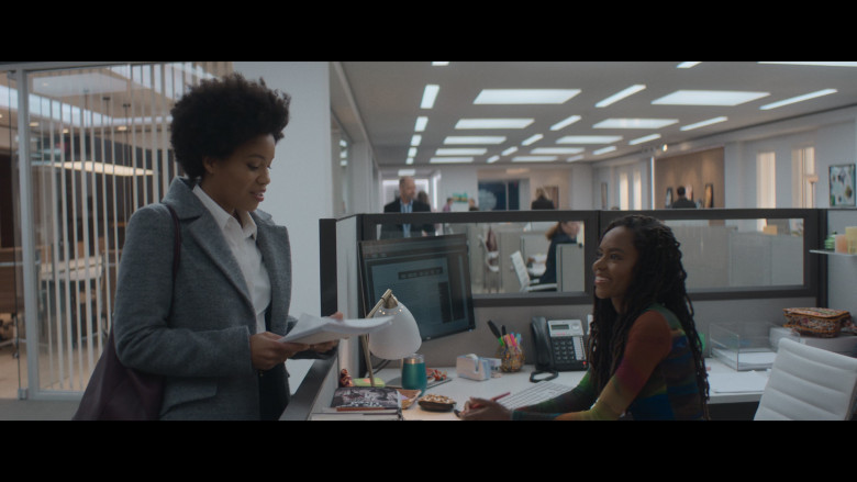 Dell Monitors in The Other Black Girl S01E03 "I Know a Place" (2023) - 401821