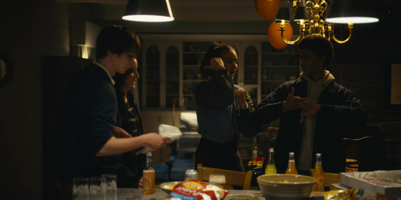 IZZE Sparkling Juice Drink and LAY'S Wavy Original Potato Chips in Harlan Coben's Shelter S01E08 "Found" (2023) - 405710