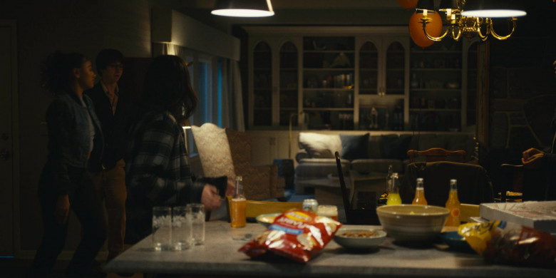 IZZE Sparkling Juice Drink, LAY'S Wavy Original Potato Chips and Rold Gold Pretzels in Harlan Coben's Shelter S01E08 "Found" (2023) - 405721