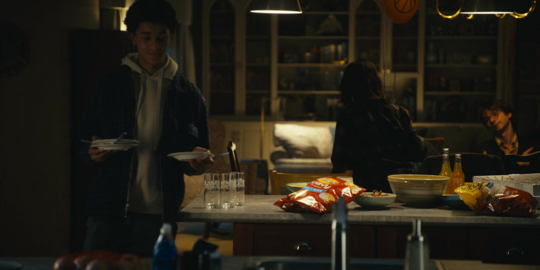 LAY'S Wavy Original Potato Chips and Rold Gold Pretzels in Harlan Coben's Shelter S01E08 "Found" (2023) - 405738