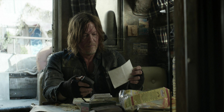 St Michel french biscuits in The Walking Dead: Daryl Dixon S01E01 "L'ame Perdue" (2023) - 403232