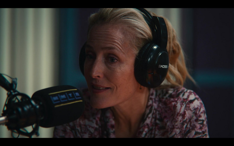 Koss Headphones of Gillian Anderson as Jean Milburn in Sex Education S04E04 (2023)
