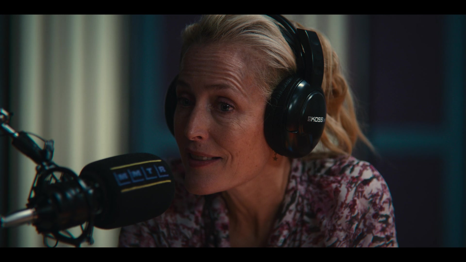 Koss Headphones Of Gillian Anderson As Jean Milburn In Sex Education S04e04 2023