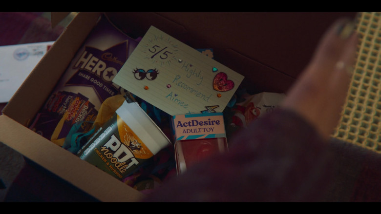 Cadbury Heroes Chocolate Box and POT Noodle in Sex Education S04E01 (2023) - 404425