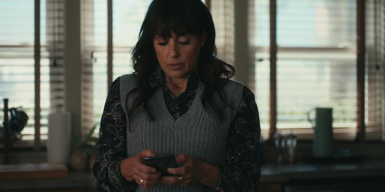 Apple iPhone Smartphone of Constance Zimmer as Shira Bolitar in Harlan Coben's Shelter S01E05 "See Me Feel Me Touch Me Heal Me" (2023) - 397444