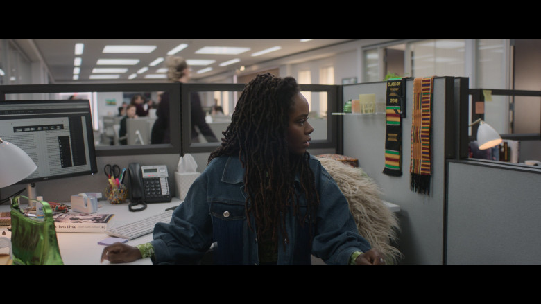 Dell Monitor in The Other Black Girl S01E08 "The End of Love" (2023) - 402042