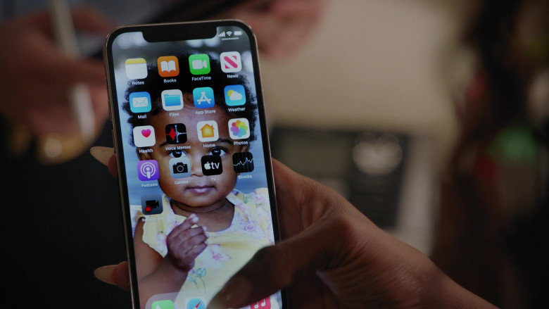 Apple iPhone Smartphone of Simone Missick as Lola Carmichael in All Rise S03E12 "Guilt Is a Bully" (2023) - 406090