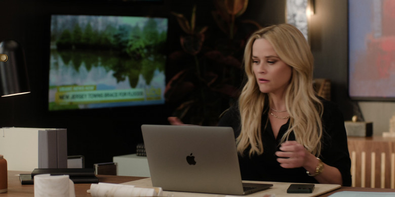 Apple MacBook Laptop Used by Reese Witherspoon as Bradley Jackson in The Morning Show S03E04 "The Green Light" (2023) - 407429