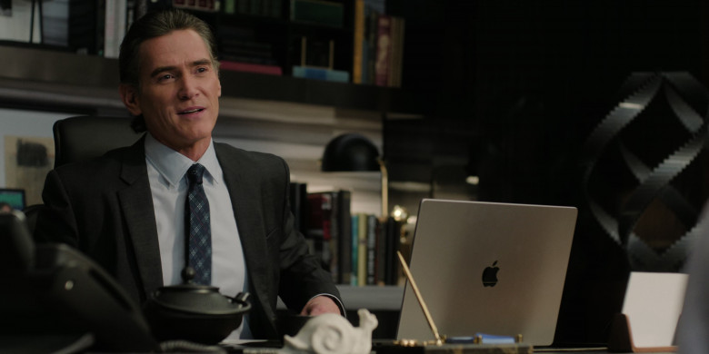 Apple MacBook Laptop of Billy Crudup as Cory Ellison in The Morning Show S03E03 "White Noise" (2023) - 404218
