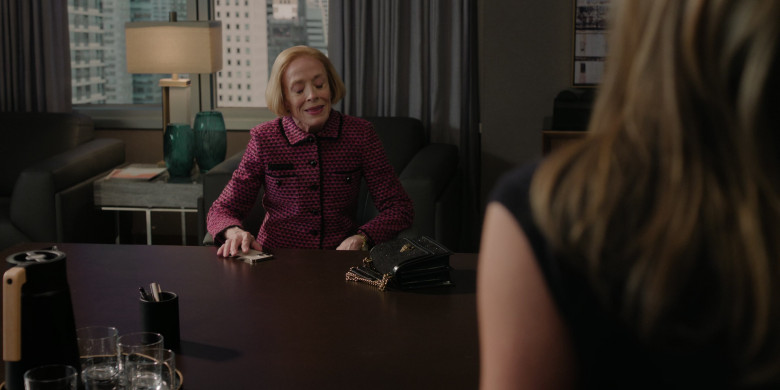 Apple iPhone Smartphone of Holland Taylor as Cybil Richards in The Morning Show S03E03 "White Noise" (2023) - 404165