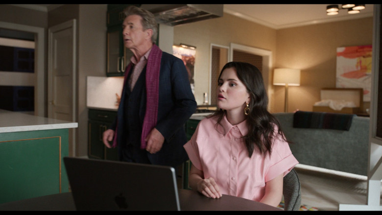 Apple MacBook Laptop Used by Steve Martin as Charles-Haden Savage, Martin Short as Oliver Putnam & Selena Gomez as Mabel Mora in Only Murders in the Building S03E09 "Thirty" (2023) - 407034