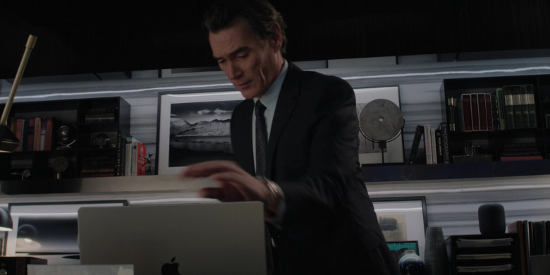 Apple MacBook Laptop in The Morning Show S03E02 "Ghost in the Machine" (2023) - 401306