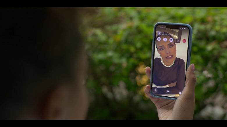 Apple iPhone and FaceTime App in Neon S01E05 "Corillo" (2023) - 417743