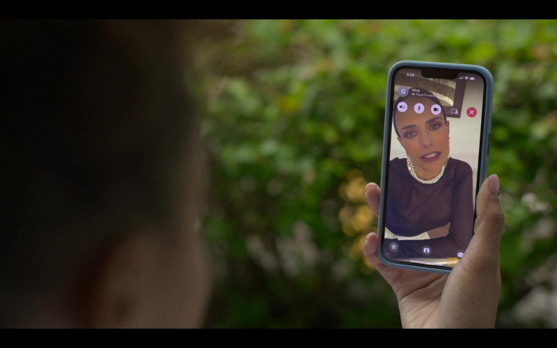 Apple iPhone and FaceTime App in Neon S01E05 "Corillo" (2023)