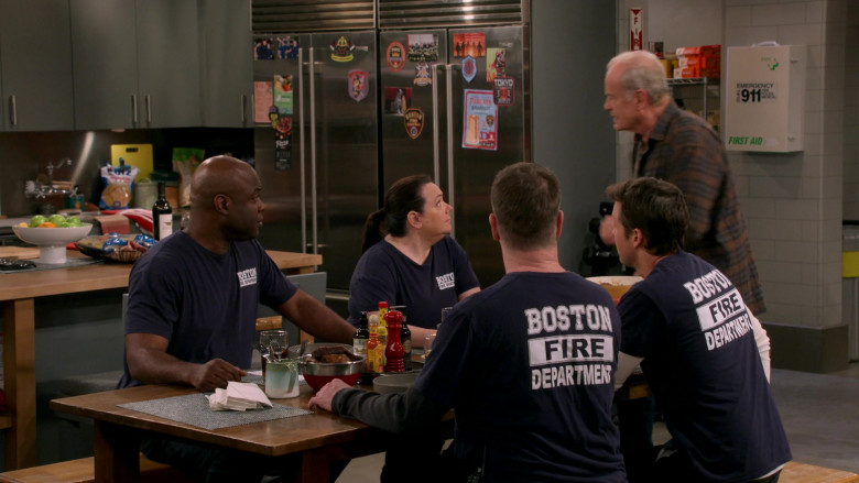 UTZ Snacks, Decoy Wine and Cholula Hot Sauce in Frasier S01E04 "Trivial Pursuits" (2023) - 421760
