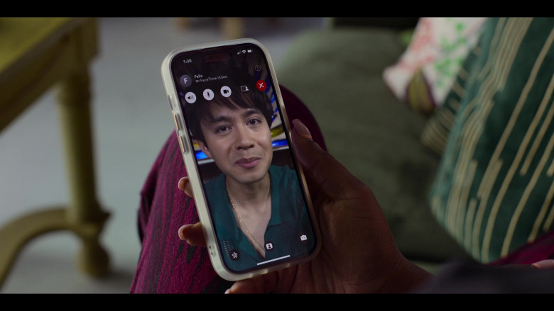 Apple iPhone and FaceTime App in Neon S01E06 "Isanti" (2023) - 417846