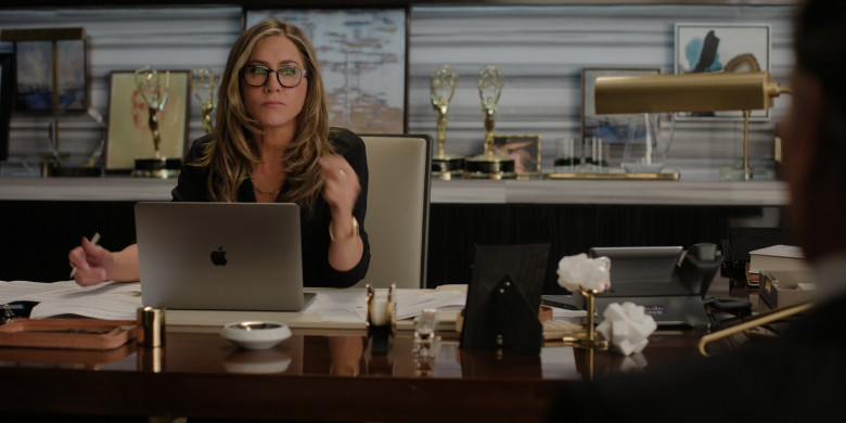 Apple MacBook and Cisco Phone Used by Jennifer Aniston as Alexandra "Alex" Levy in The Morning Show S03E08 "DNF" (2023) - 420988