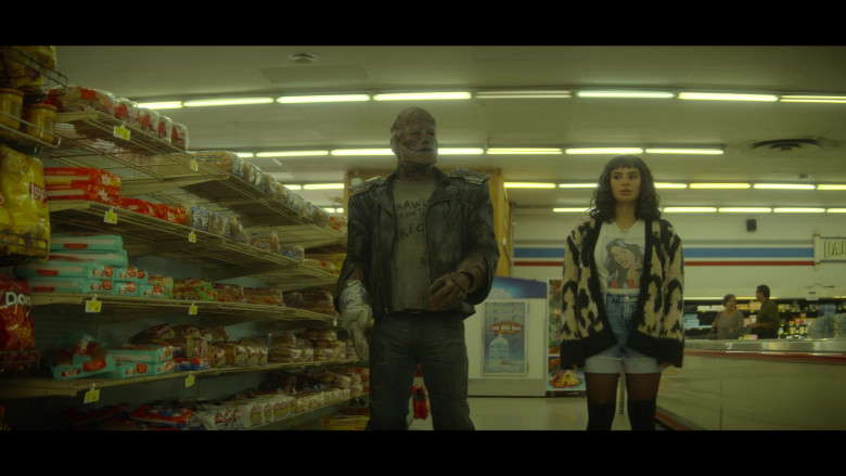 Lay's and Doritos Chips in Doom Patrol S04E07 "Orqwith Patrol" (2023) - 414246