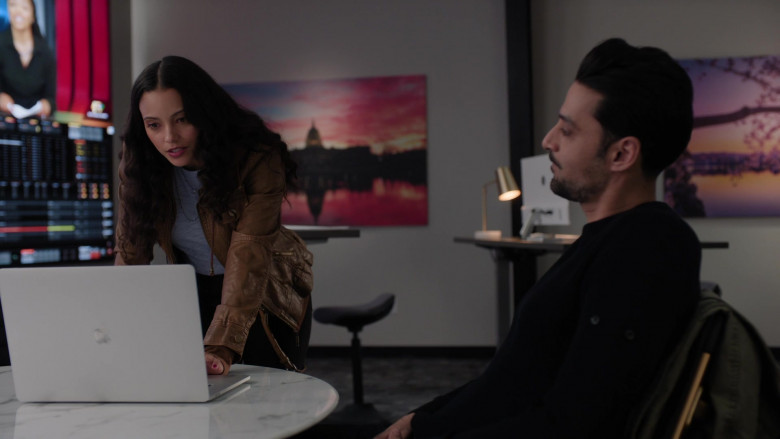 Apple MacBook Laptop in Found S01E04 "Armored and Dangerous" (2023) - 421157