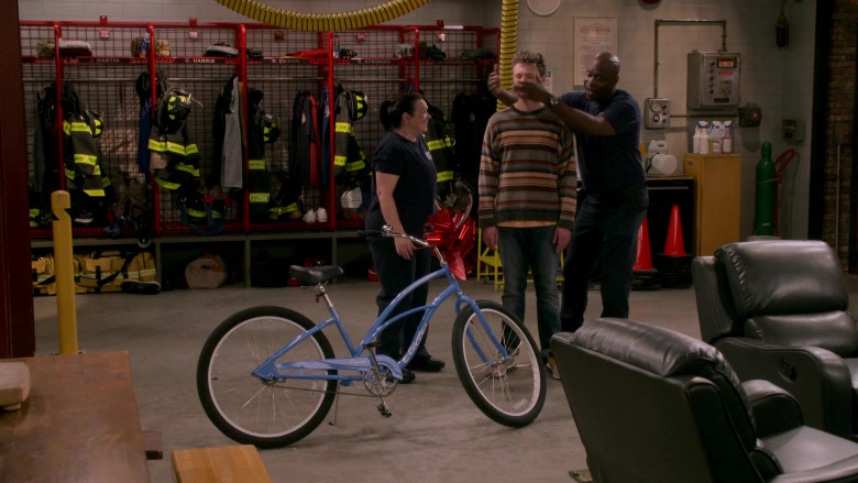 Electra Bicycle in Frasier S01E04 "Trivial Pursuits" (2023) - 421506