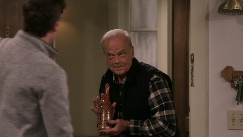 Beau Joie Champagne in Frasier S01E01 "The Good Father" (2023) - 414351