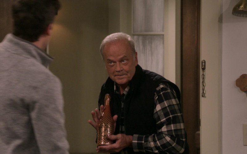Beau Joie Champagne in Frasier S01E01 "The Good Father" (2023)
