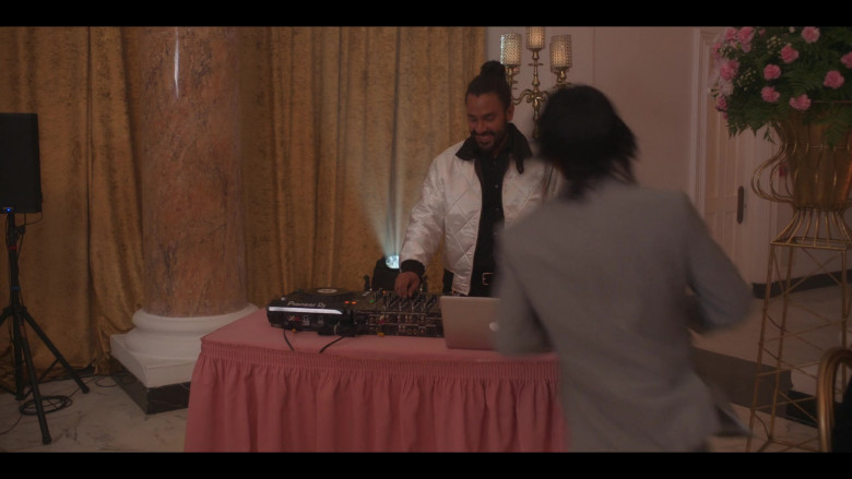 Pioneer DJ and Apple MacBook Laptop in Neon S01E08 "The Reality" (2023) - 418286