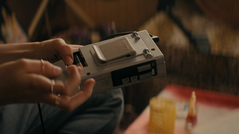 Sony Walkman Player in Shining Vale S02E02 "Chapter 10: She's Real" (2023) - 420736