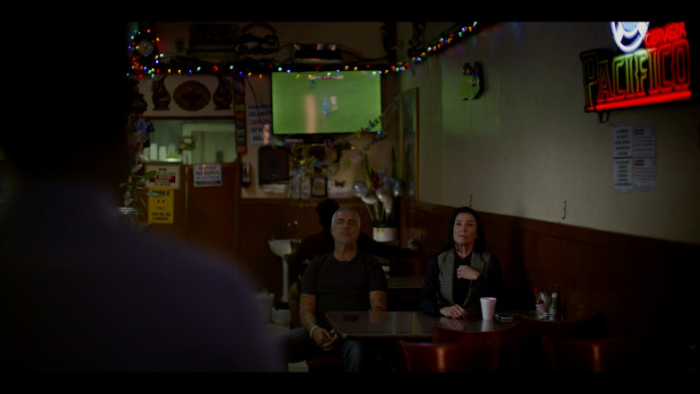 Pacifico Beer Sign and Tapatío hot sauce in Bosch: Legacy S02E06 "Dos Matadores" (2023) - 423175