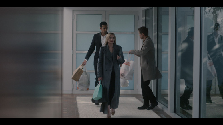 Zabar's Store Bag Held by Matt Czuchry as Dexter Harding in American Horror Story: Delicate S12E04 "Vanishing Twin" (2023) - 414221