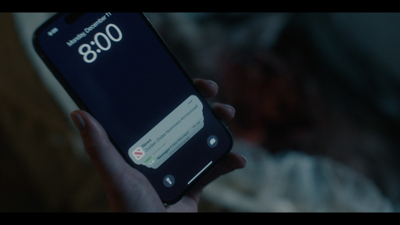 Apple iPhone and Apple News in American Horror Story: Delicate S12E04 "Vanishing Twin" (2023) - 414147