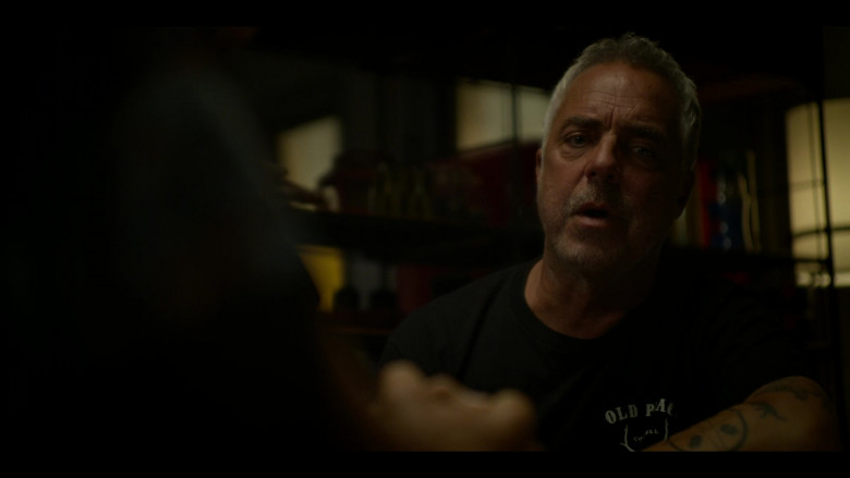 The Old Place T-Shirt Worn by Titus Welliver as Hieronymus "Harry" Bosch in Bosch: Legacy S02E06 "Dos Matadores" (2023) - 423189