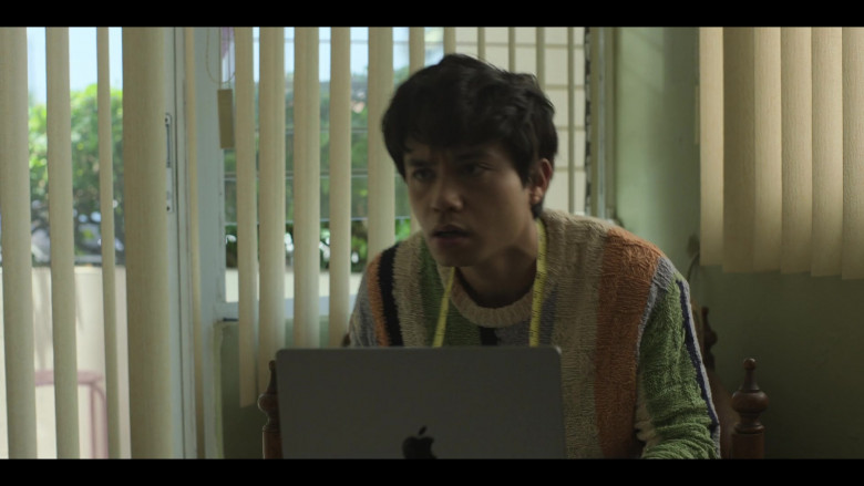 Apple MacBook Laptop in Neon S01E06 "Isanti" (2023) - 417866