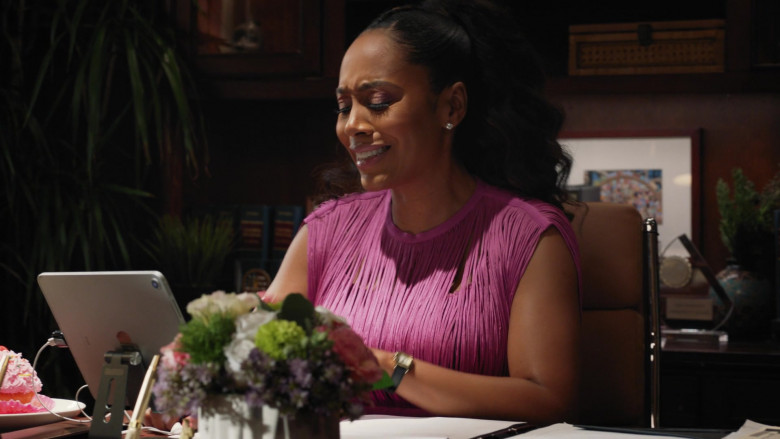 Apple iPad Tablet Used by Simone Missick as Lola Carmichael in All Rise S03E14 "We Are Family" (2023) - 412491
