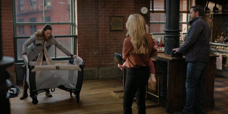 Graco Pack and Play On the Go Playard in The Morning Show S03E06 "The Stanford Student" (2023) - 412693