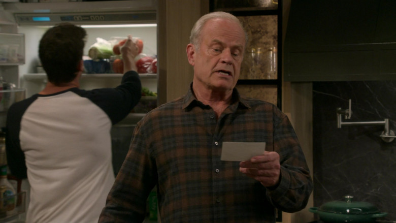 Bubly Sparkling Water Pack in Frasier S01E04 "Trivial Pursuits" (2023) - 421445