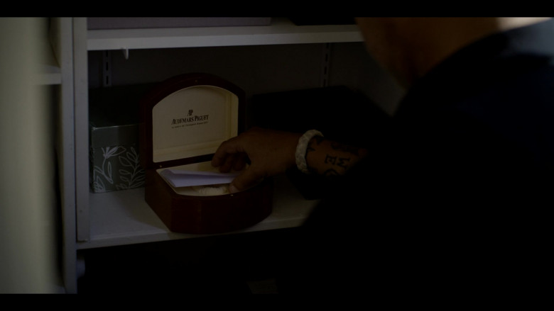 Audemars Piguet Swiss Luxury Watch Case in Bosch: Legacy S02E05 "Hollywood Forever" (2023) - 422955
