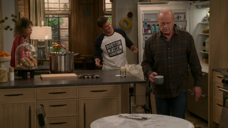 Farmland Milk and Fiji Water in Frasier S01E04 "Trivial Pursuits" (2023) - 421542