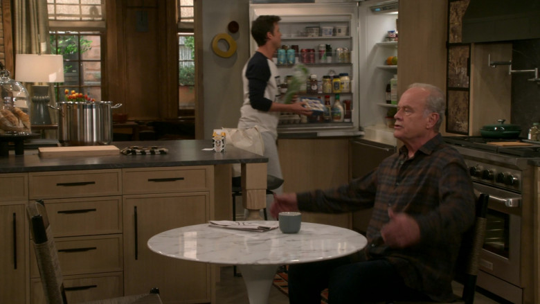 Farmland Milk, Bubly, Vizzy and LaCroix Cans in Frasier S01E04 "Trivial Pursuits" (2023) - 421546