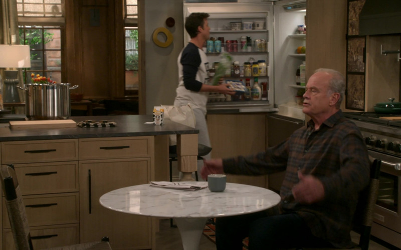 Farmland Milk, Bubly, Vizzy and LaCroix Cans in Frasier S01E04 "Trivial Pursuits" (2023)