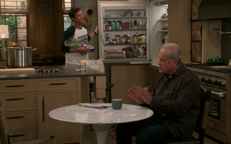 Farmland Milk, Fiji Water, Bubly, Vizzy and LaCroix Cans in Frasier S01E04 "Trivial Pursuits" (2023)