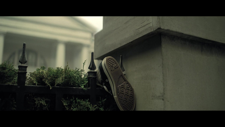 Converse Shoes in The Fall of the House of Usher S01E01 "A Midnight Dreary" (2023) - 412940