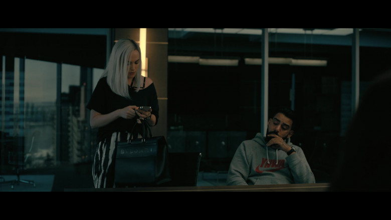 Bulgari Bag of Kate Siegel as Camille L’Espanaye and Nike Hoodie Worn by Rahul Kohli as Napoleon “Leo” Usher in The Fall of the House of Usher S01E03 "Murder in the Rue Morgue" (2023) - 413305